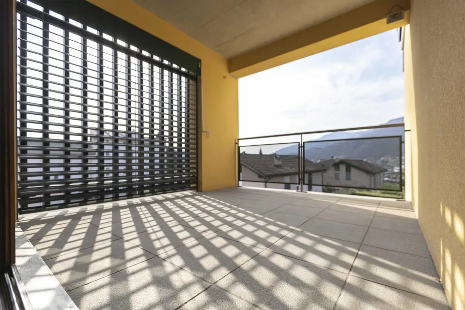 GERÄUMIGE 4.5 ZIMMER MIT TERRASSE UND OFFENEM BLICK IN CADEMPINO