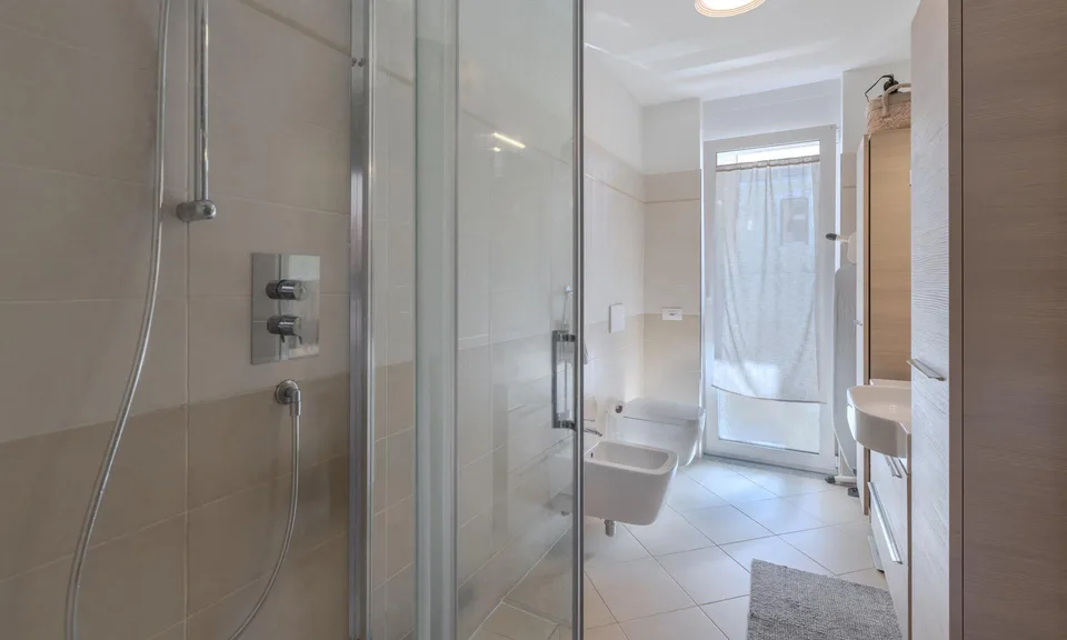 ÉLÉGANT ET LUMINEUX 2.5 PIÈCES AVEC TERRASSE À MAGLIASO – photo 8 sur 9