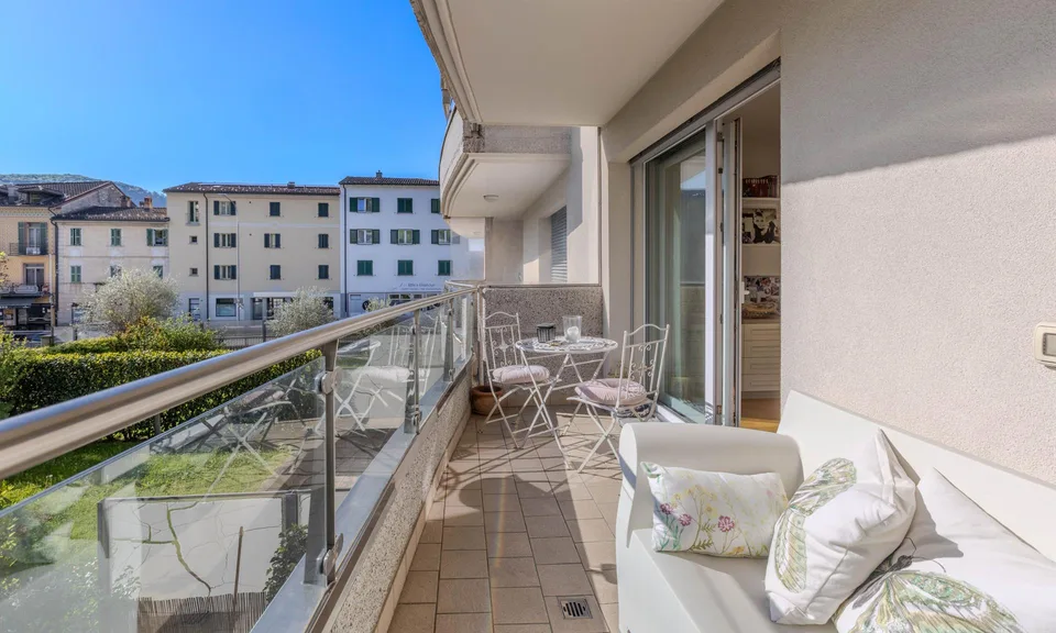 ELEGANTE E LUMINOSO 2.5 LOCALI CON TERRAZZA A MAGLIASO