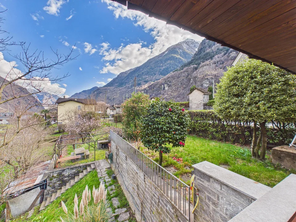 Helles Apartment in einer Doppelhaushälfte mit 8 Zimmern und großem Garten in Giornico – Foto 11 von 34