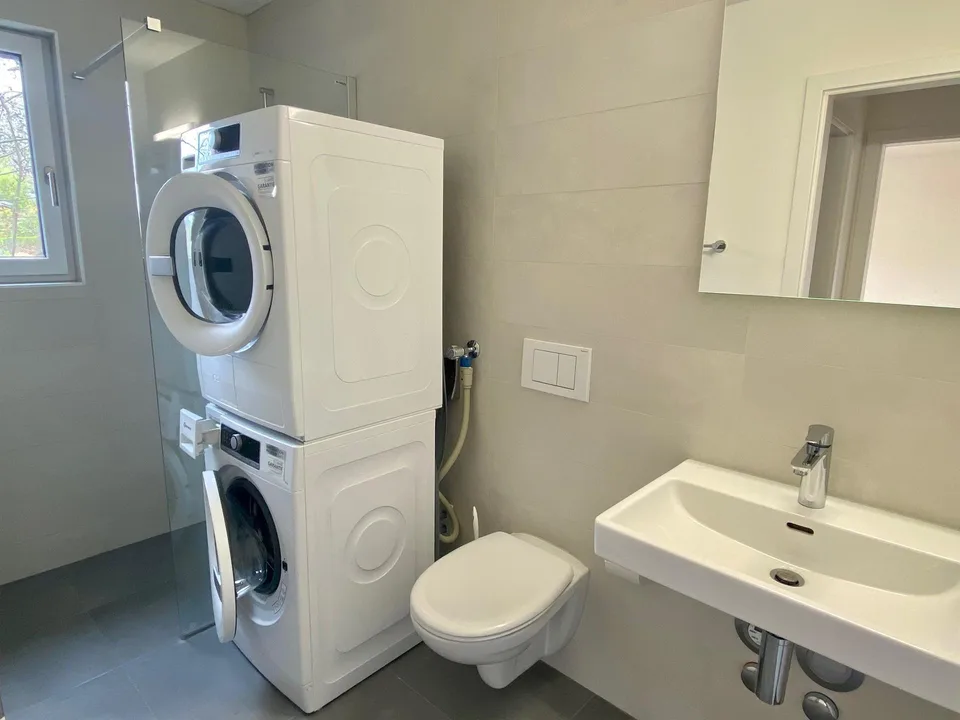 Abitare moderno a Lausen, appartamento 2.5 locali con terrazza