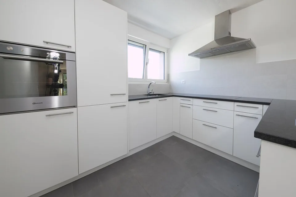 Abitare moderno a Lausen, appartamento 2.5 locali con terrazza