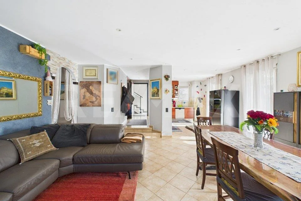 Villa Bifamiliare con grandi spazi interni ed esterni