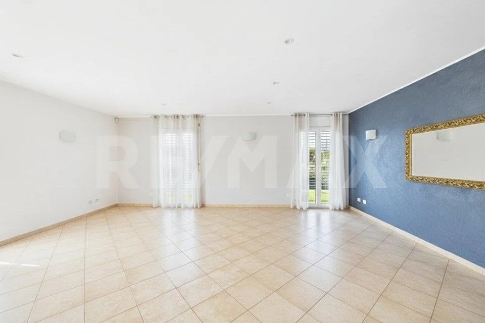 Villa Bifamiliare con grandi spazi interni ed esterni