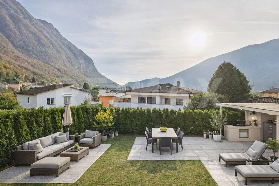 Villa Bifamiliare con grandi spazi interni ed esterni