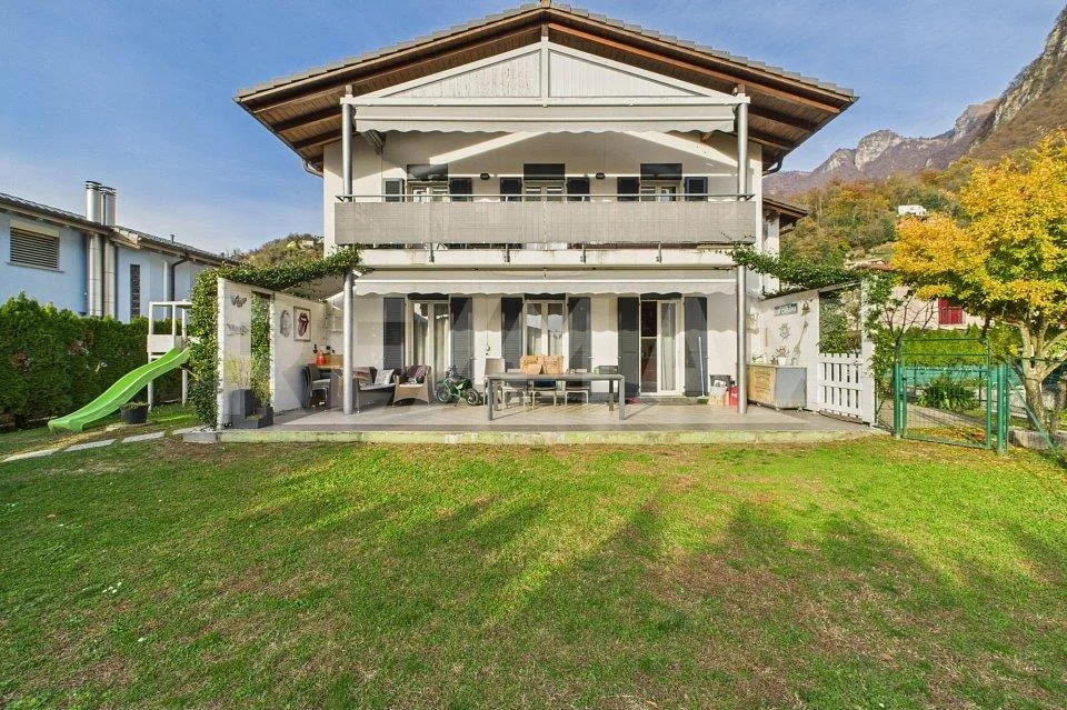 Villa Bifamiliare con grandi spazi interni ed esterni