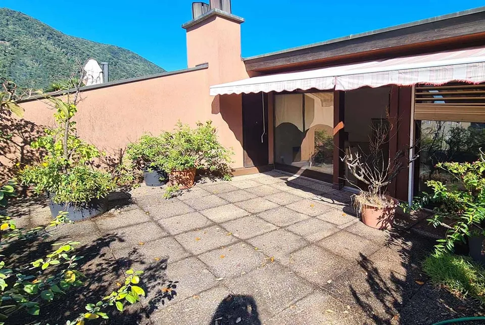 ACCOGLIENTE CASA 5.5 LOCALI IMMERSA NEL VERDE A MELANO