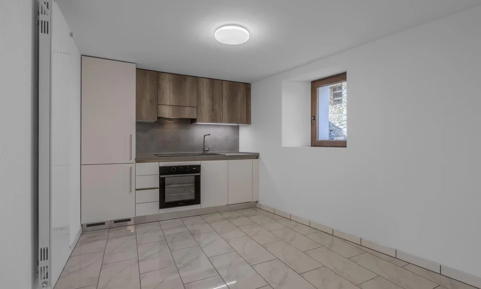 Wohnung mit 2.5 Zimmern im Kern mit Garten in Sigirino