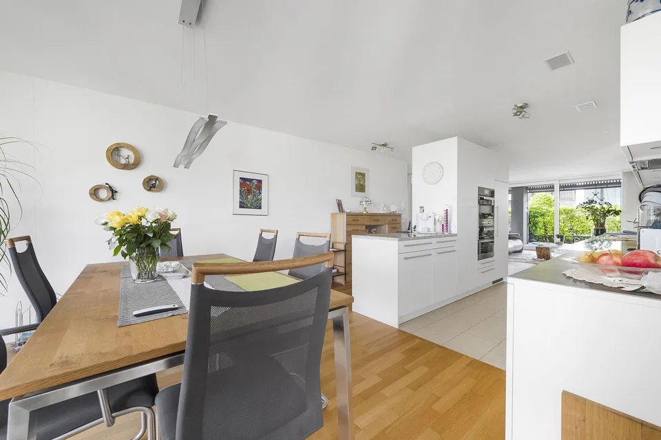 Modern 4.5-room ground-floor apartment with its own rose garden