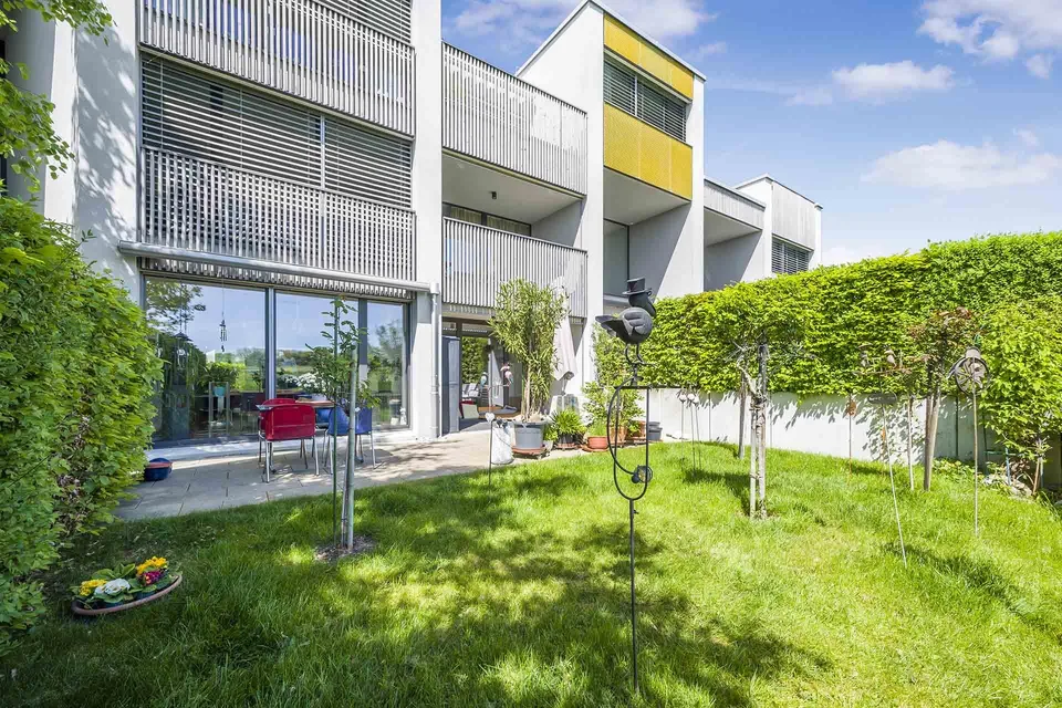 Modern 4.5-room ground-floor apartment with its own rose garden