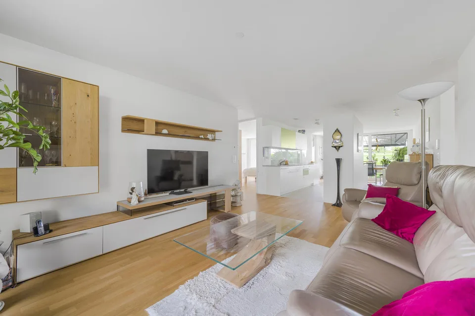 Modern 4.5-room ground-floor apartment with its own rose garden