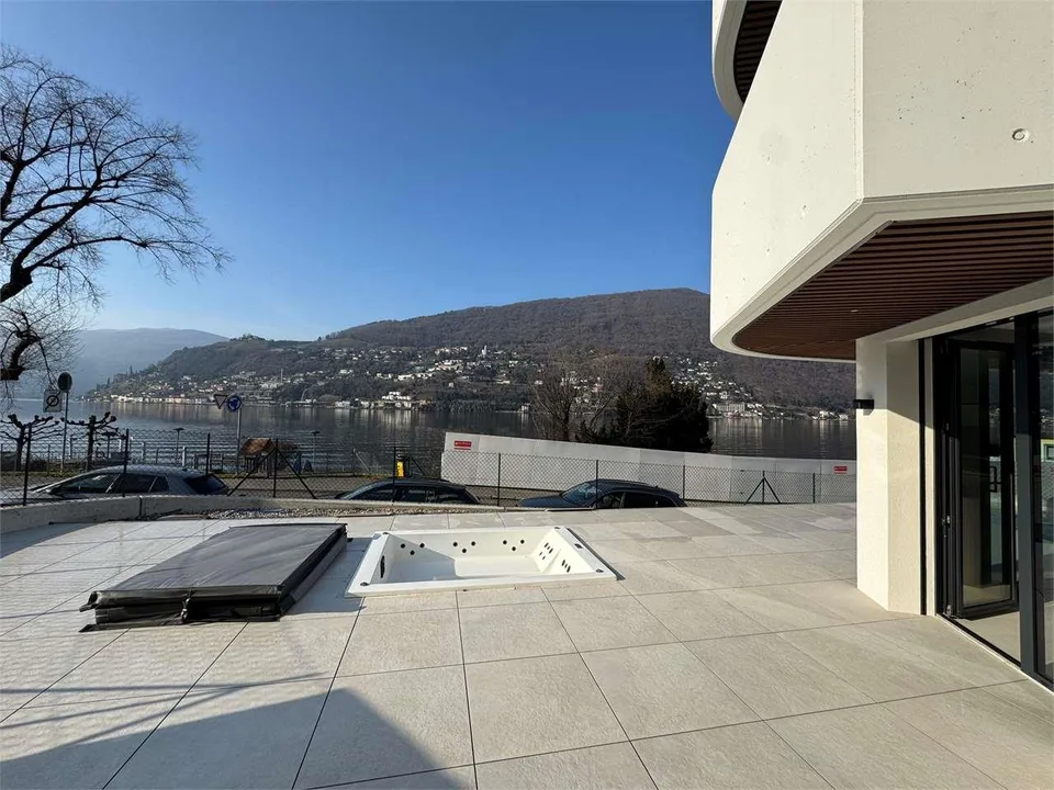 Meravigliosa villa di pregio triplex vista lago di 4.5 locali Brusino