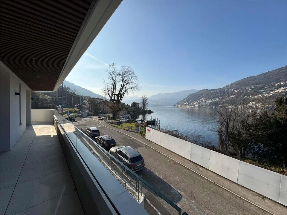 Meravigliosa villa di pregio triplex vista lago di 4.5 locali Brusino