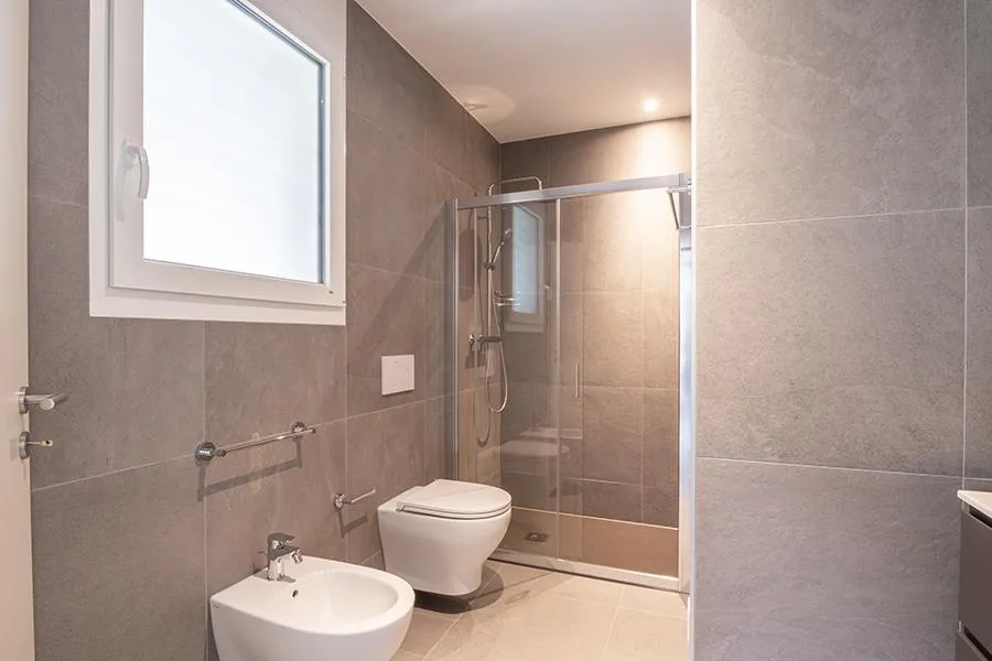 NEUWERTIGES 3.5-ZIMMER-WOHNUNG MIT PRIVATGARTEN IN LUMINO – Foto 17 von 33