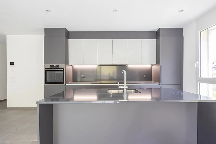 NEUWERTIGES 3.5-ZIMMER-WOHNUNG MIT PRIVATGARTEN IN LUMINO – Foto 7 von 33