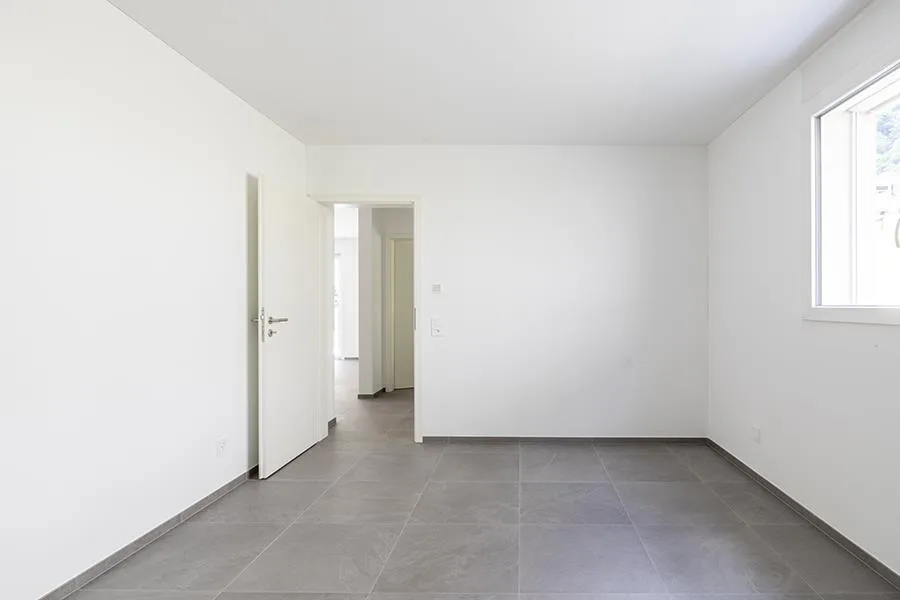 NEUWERTIGES 3.5-ZIMMER-WOHNUNG MIT PRIVATGARTEN IN LUMINO – Foto 15 von 33