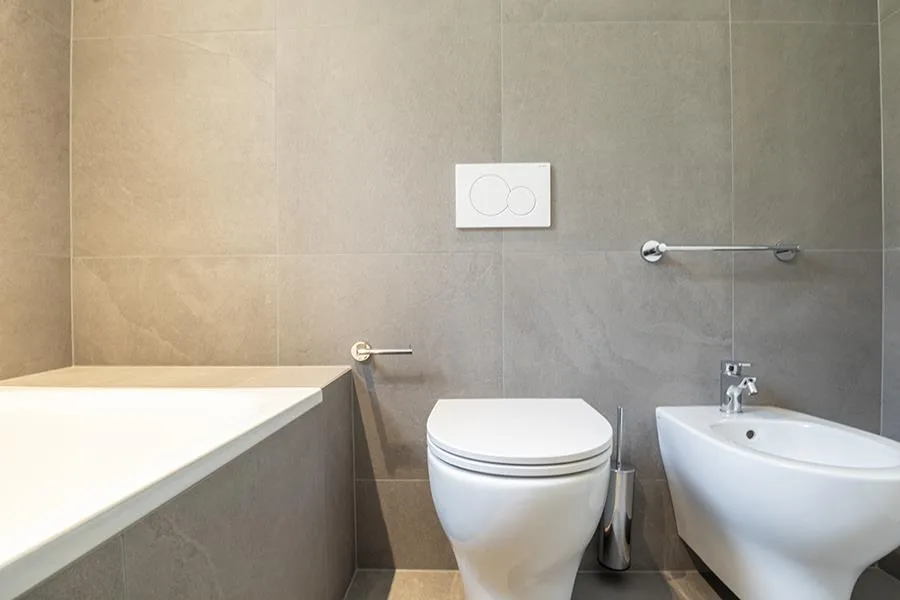 NEUWERTIGES 3.5-ZIMMER-WOHNUNG MIT PRIVATGARTEN IN LUMINO – Foto 21 von 33