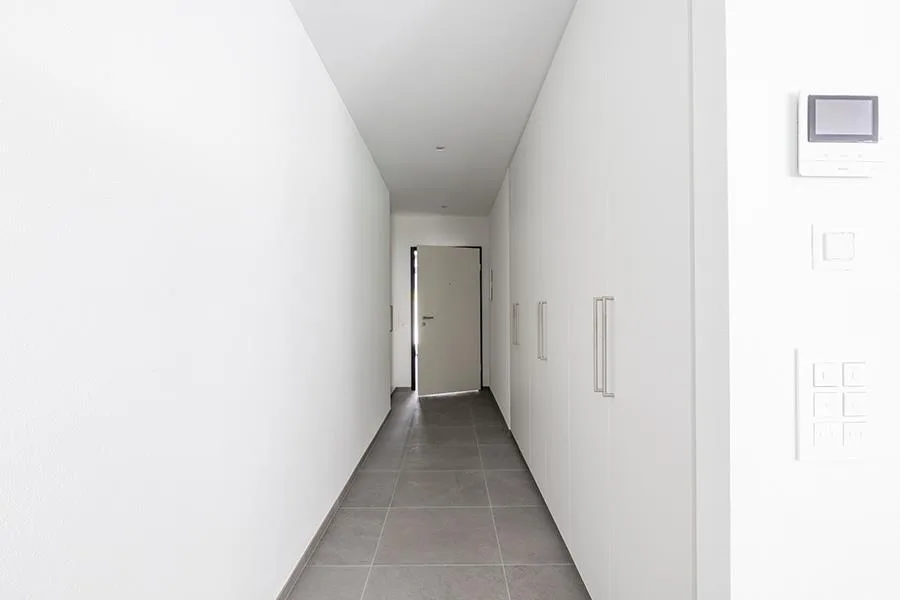 NEUWERTIGES 3.5-ZIMMER-WOHNUNG MIT PRIVATGARTEN IN LUMINO – Foto 13 von 33