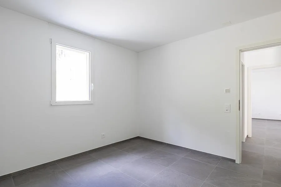 NEUWERTIGES 3.5-ZIMMER-WOHNUNG MIT PRIVATGARTEN IN LUMINO – Foto 19 von 33