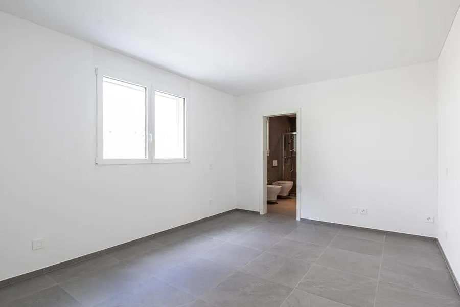 NEUWERTIGES 3.5-ZIMMER-WOHNUNG MIT PRIVATGARTEN IN LUMINO – Foto 14 von 33