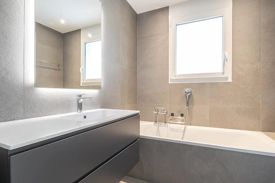 NEUWERTIGES 3.5-ZIMMER-WOHNUNG MIT PRIVATGARTEN IN LUMINO – Foto 20 von 33