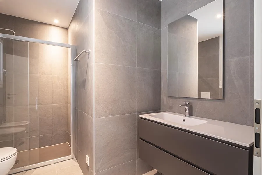 NEUWERTIGES 3.5-ZIMMER-WOHNUNG MIT PRIVATGARTEN IN LUMINO – Foto 16 von 33