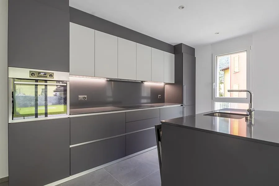 NEUWERTIGES 3.5-ZIMMER-WOHNUNG MIT PRIVATGARTEN IN LUMINO – Foto 8 von 33