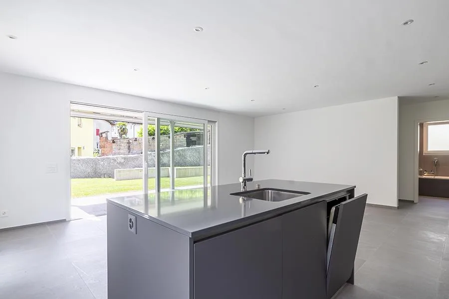 NEUWERTIGES 3.5-ZIMMER-WOHNUNG MIT PRIVATGARTEN IN LUMINO – Foto 6 von 33