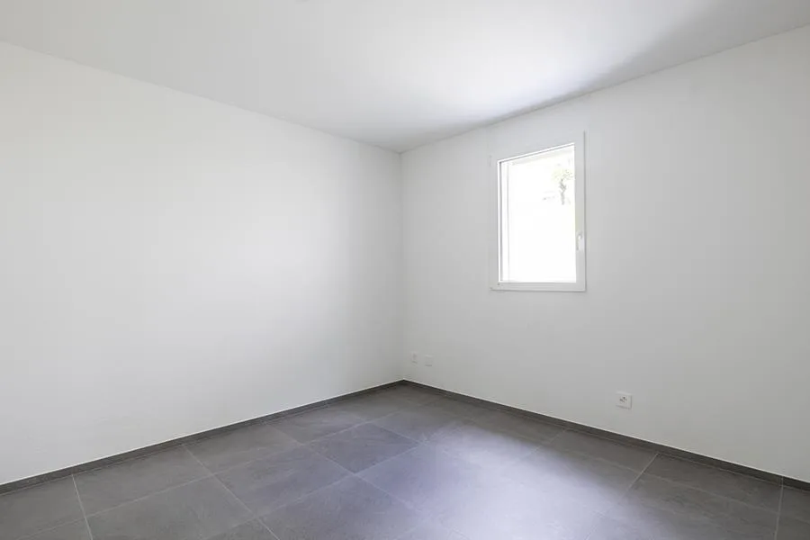 NEUWERTIGES 3.5-ZIMMER-WOHNUNG MIT PRIVATGARTEN IN LUMINO – Foto 18 von 33