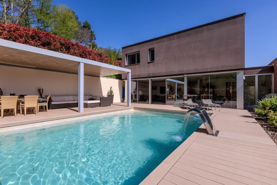 MERAVIGLIOSA VILLA NEL VERDE CON PISCINA VISTA LAGO A CARONA