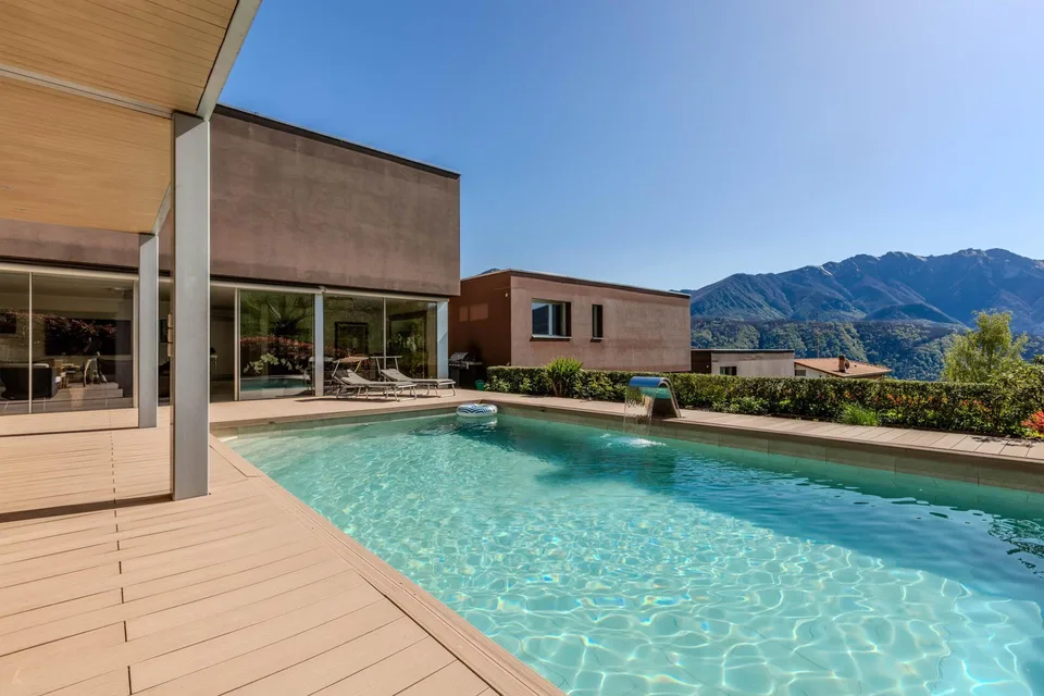 MERAVIGLIOSA VILLA NEL VERDE CON PISCINA VISTA LAGO A CARONA
