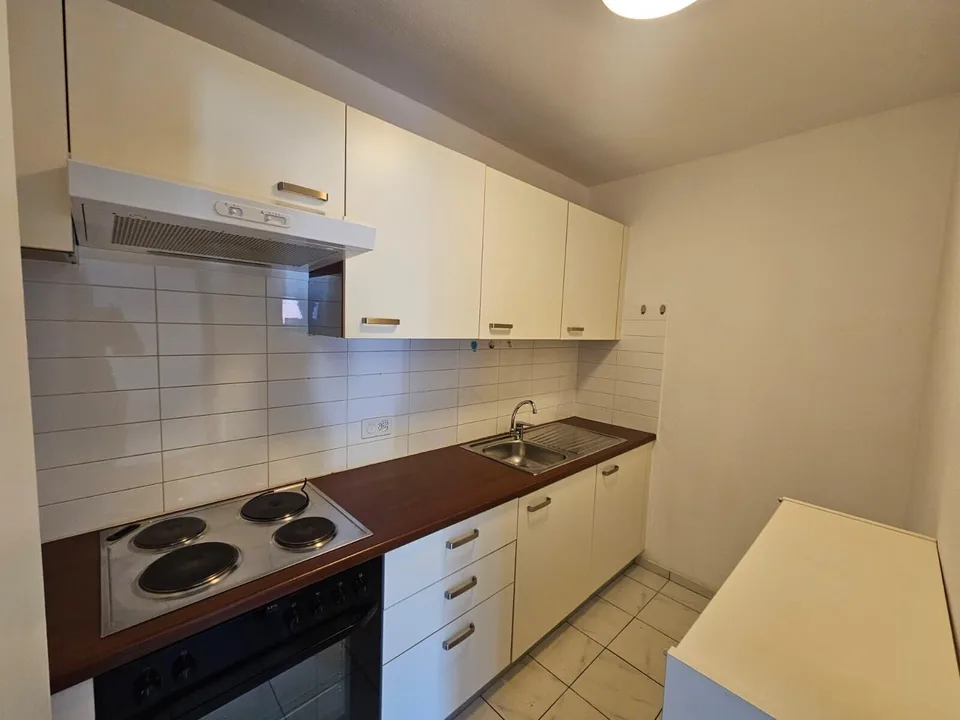 HELLER 2.5 ZIMMER WOHNUNG MIT BALKON IN CANOBBIO
