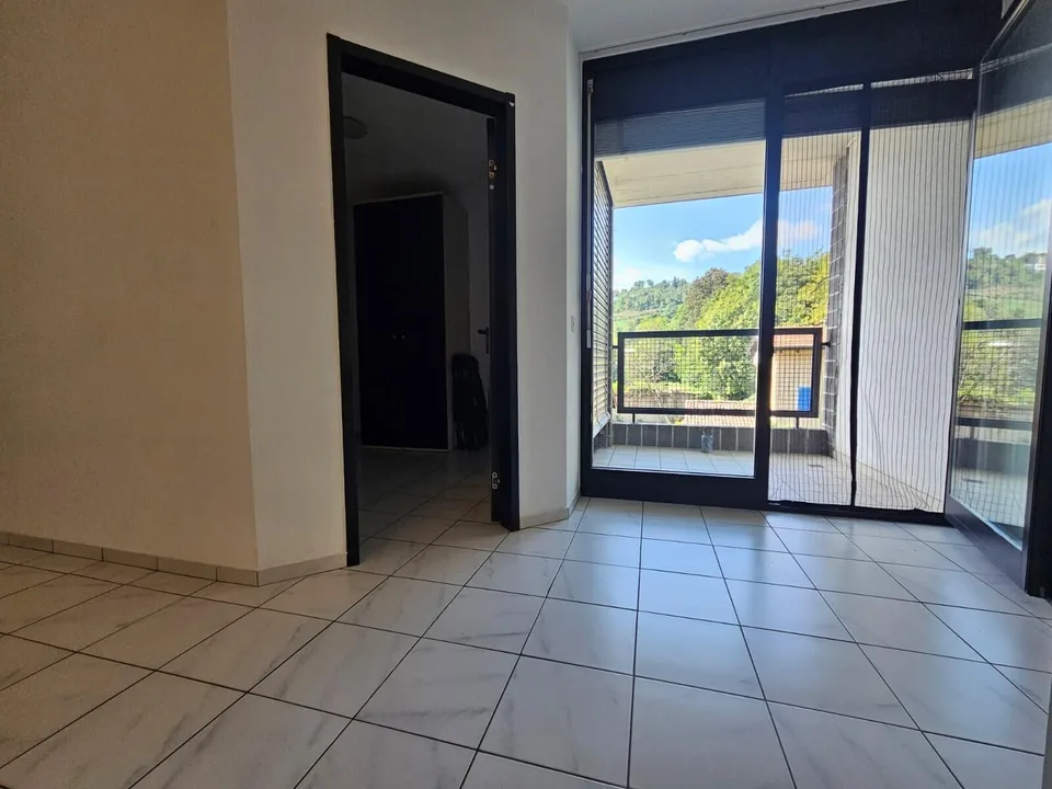 HELLER 2.5 ZIMMER WOHNUNG MIT BALKON IN CANOBBIO