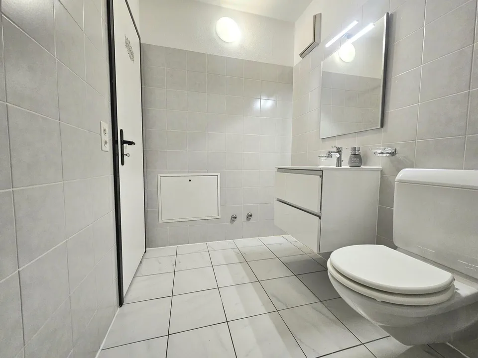 APPARTEMENT LUMINEUX 2.5 PIÈCES MEUBLÉ AVEC BALCON À CANOBBIO – photo 7 sur 8