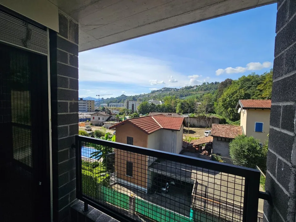 HELLER 2.5 ZIMMER WOHNUNG MIT BALKON IN CANOBBIO