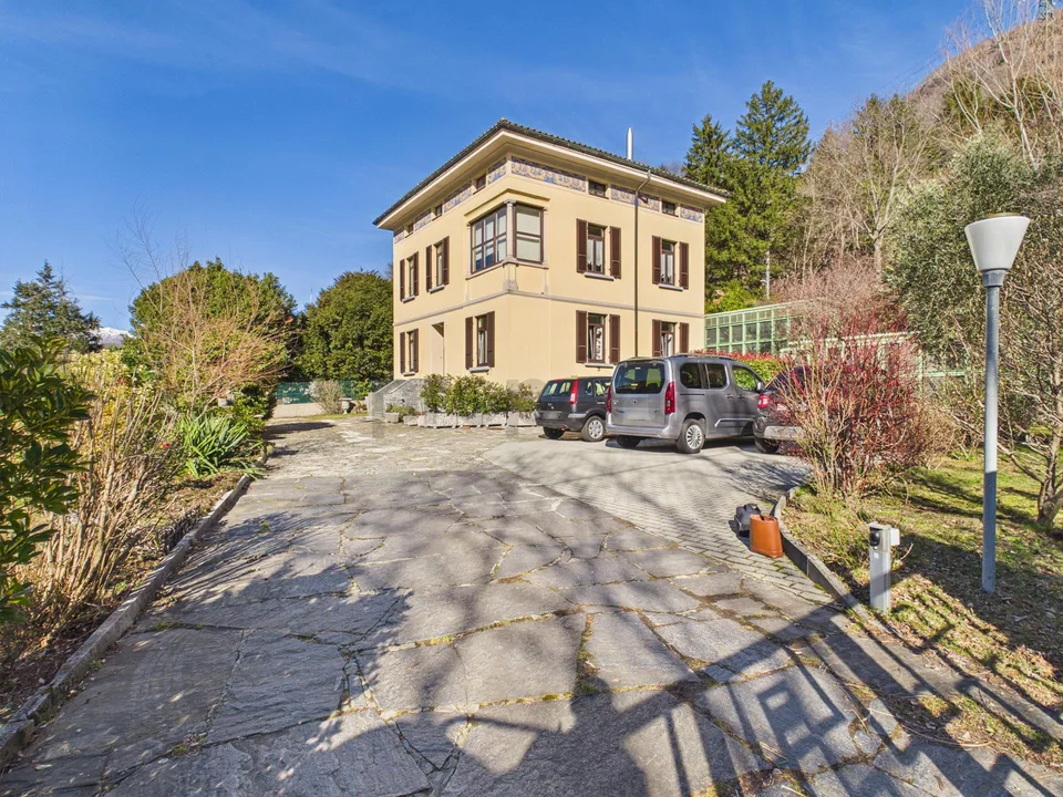 Elegantes Villenhaus mit 8.5 Zimmern, hochwertiger Ausstattung und großem Autoabstellplatz, Monteceneri – Foto 26 von 27