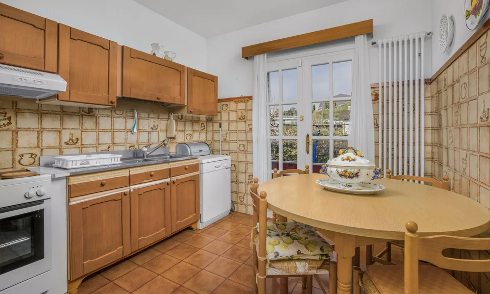 HELLER VILLA 4.5 MIT POOL UND GROSSEM GRUNDSTÜCK IN COLDRERIO