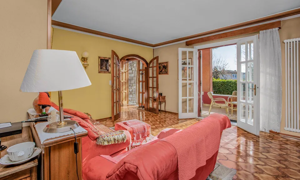 HELLER VILLA 4.5 MIT POOL UND GROSSEM GRUNDSTÜCK IN COLDRERIO