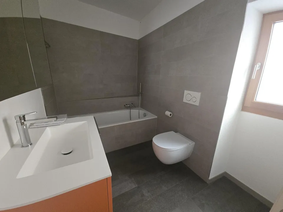 SCHÖNES RENOVIERTES HAUS MIT 4.5 ZIMMERN UND SEEBLICK IN CADEMARIO