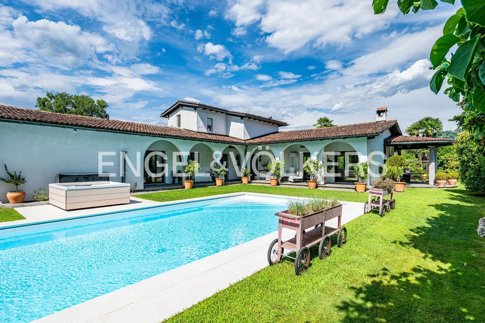 Exklusive Villa mit Pool in erster Seelinie
