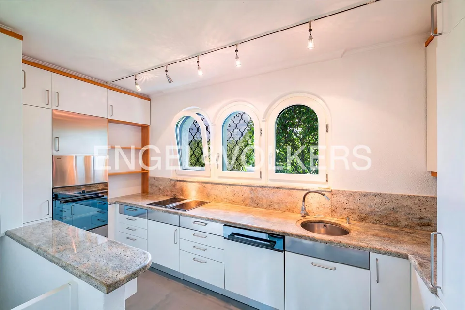 Exklusive Villa mit Pool in erster Seelinie