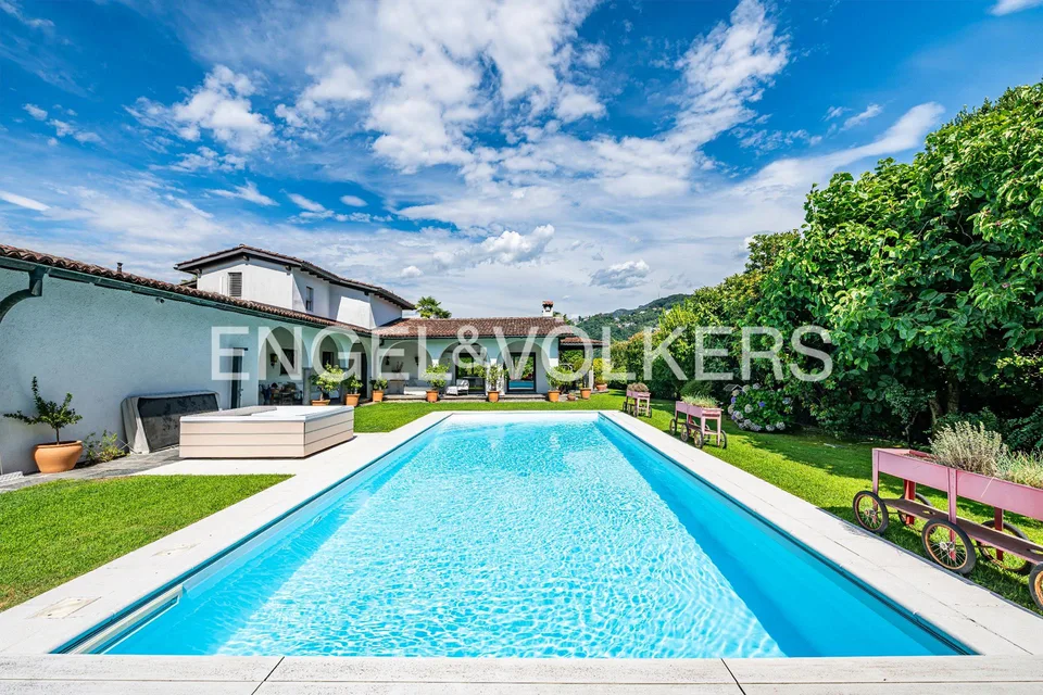 Esclusiva villa con piscina in prima linea sul lago – foto 13 di 13