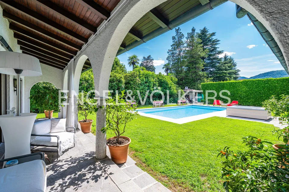 Esclusiva villa con piscina in prima linea sul lago – foto 11 di 13