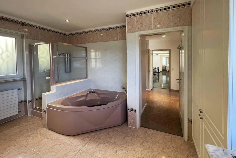 GERÄUMIGE VILLA 8.5 MIT PRÄCHTIGEM SEEBLICK IN COLLINA D'ORO