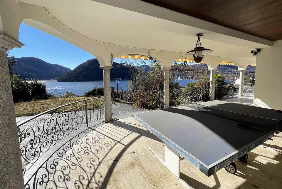 GERÄUMIGE VILLA 8.5 MIT PRÄCHTIGEM SEEBLICK IN COLLINA D'ORO