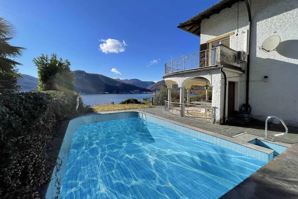 AMPIA VILLA 8.5 CON MAGNIFICA VISTA LAGO A COLLINA D'ORO