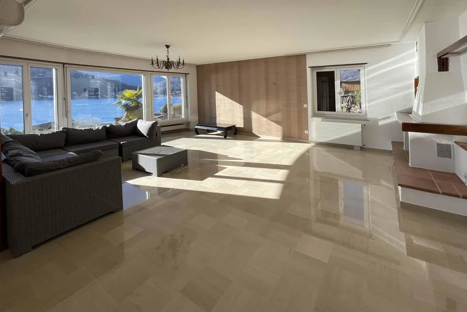 GERÄUMIGE VILLA 8.5 MIT PRÄCHTIGEM SEEBLICK IN COLLINA D'ORO