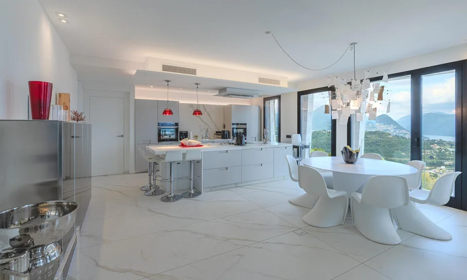 SPEKTAKULÄRES UND MODERNES PENTHOUSE 4.5 MIT SEEBLICK IN VERNATE
