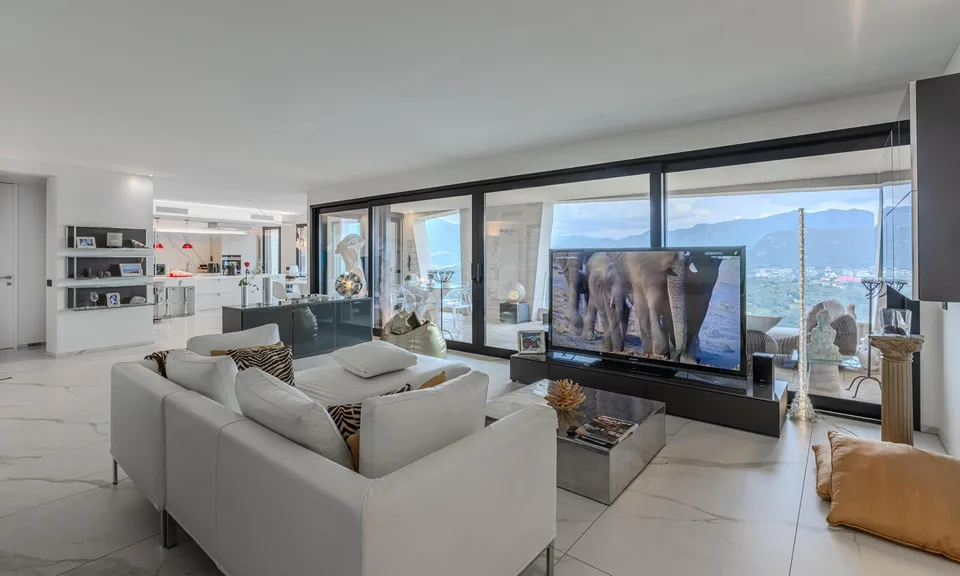 SPEKTAKULÄRES UND MODERNES PENTHOUSE 4.5 MIT SEEBLICK IN VERNATE