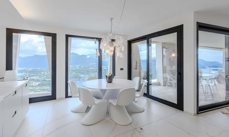SPEKTAKULÄRES UND MODERNES PENTHOUSE 4.5 MIT SEEBLICK IN VERNATE